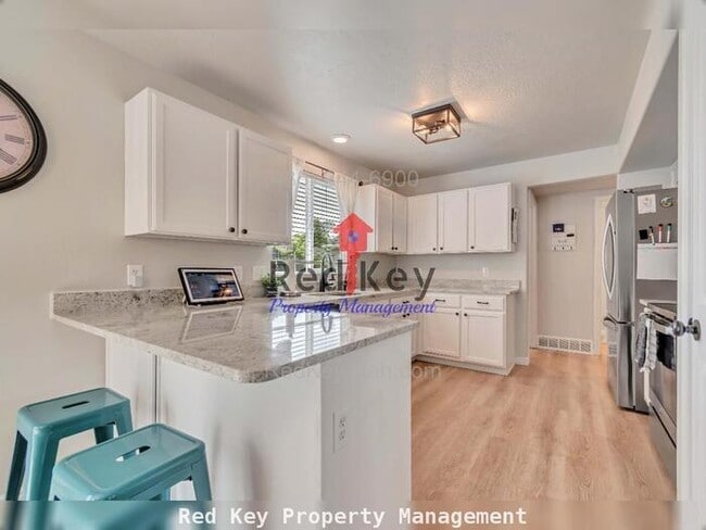 Building Photo - Geneva Way Single Family Home