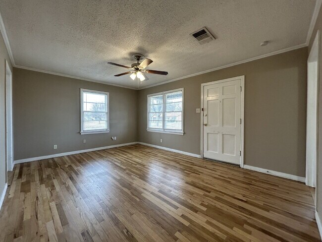 Building Photo - Corner House Located Within Minutes Of Elementary, Park & Medical District!