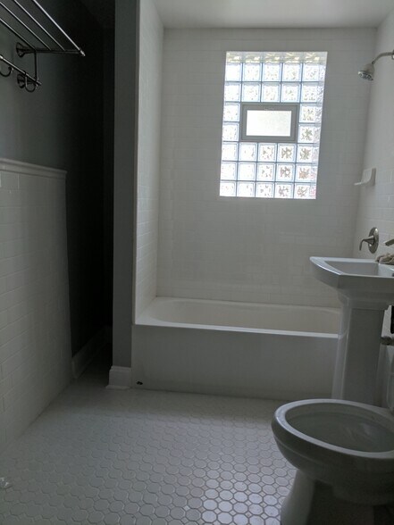 Bathroom - 3457 N Lowell Ave