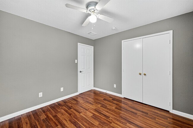 Building Photo - 5615 W Harrow Dr