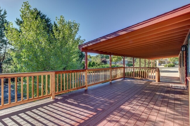 Building Photo - Spacious 2 Bedroom Home Near Willow Lake!