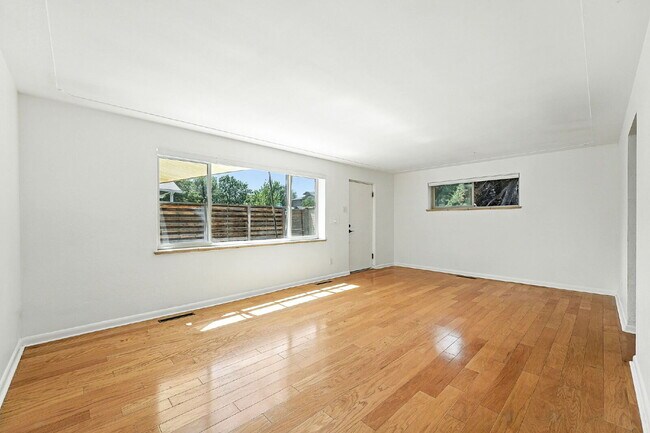 Building Photo - Great Property in the DU area!