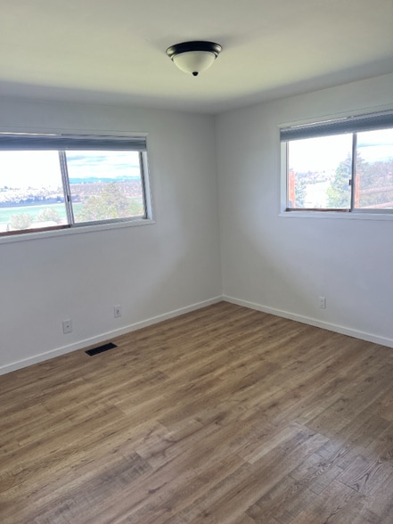 Building Photo - 1209 NE Brown Dr