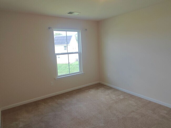 Building Photo - Large 4 bedroom home with recreational roo...