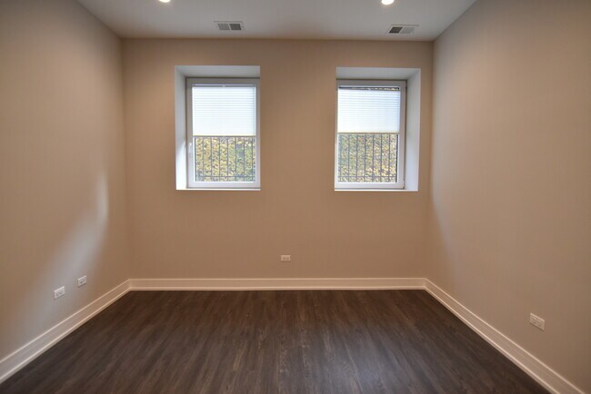 Building Photo - 1730 W Greenleaf Ave