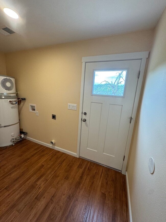 Building Photo - 2/1 HOME WITH BEAUTIFUL VIEWS