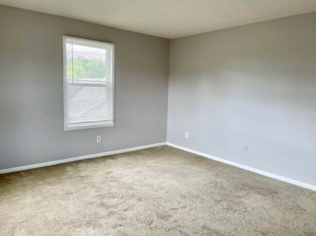 Building Photo - Amazing 2 Bed/1 Bath upstairs apartment in...