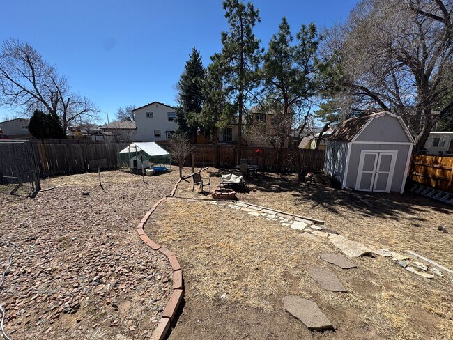 Building Photo - Charming 3-Bedroom Home with Bonus Living Space and Large Fenced Yard!!