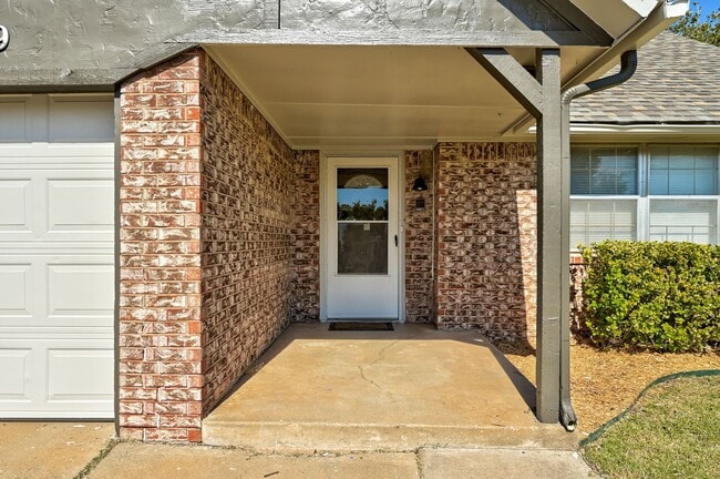 Building Photo - Two-Story 4 bed 2 bath Home in the Heart of Moore!