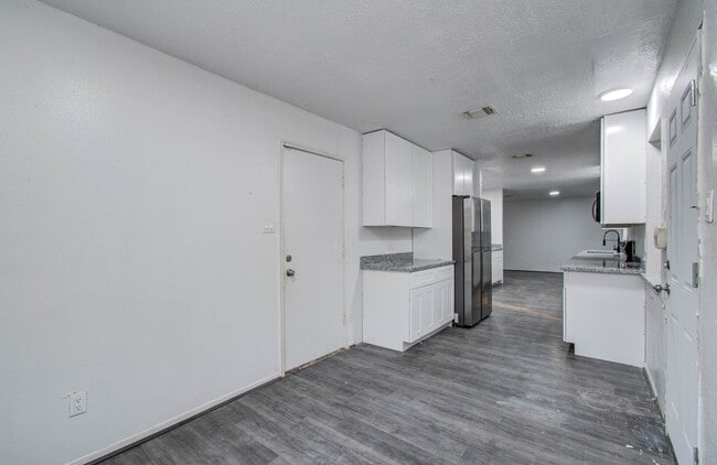 Building Photo - 5006 Village Springs Dr