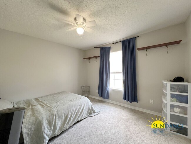 Building Photo - Spacious 3-Bedroom Home with Solar Panels & Lawn Maintenance Included in South Crestview