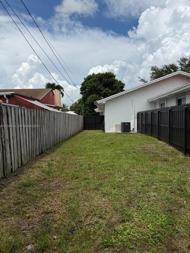 Building Photo - 15741 NW 40th Ct