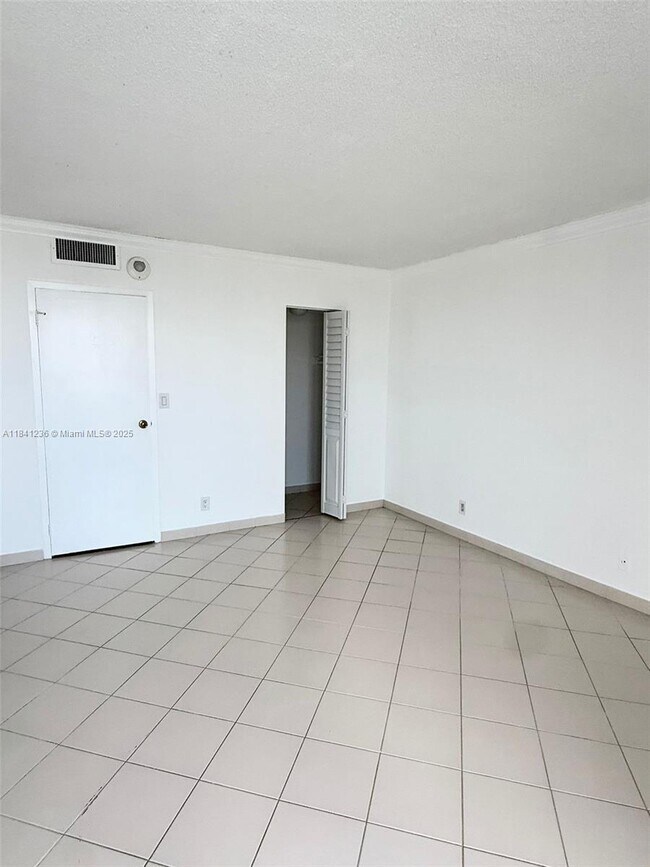 Building Photo - 100 Bayview Dr