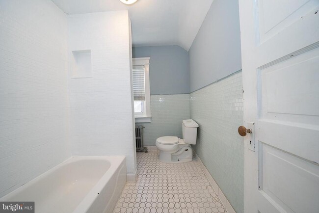 Building Photo - 709 E 20th St