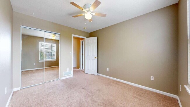 Building Photo - Spacious 3-Bed,2.5-Bath Home with Fenced Yard