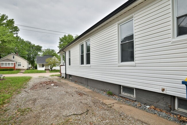 Building Photo - Newly Renovated Single Family Home