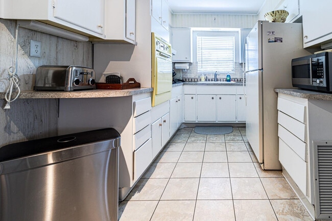 Building Photo - 1300 SE 7th Ct