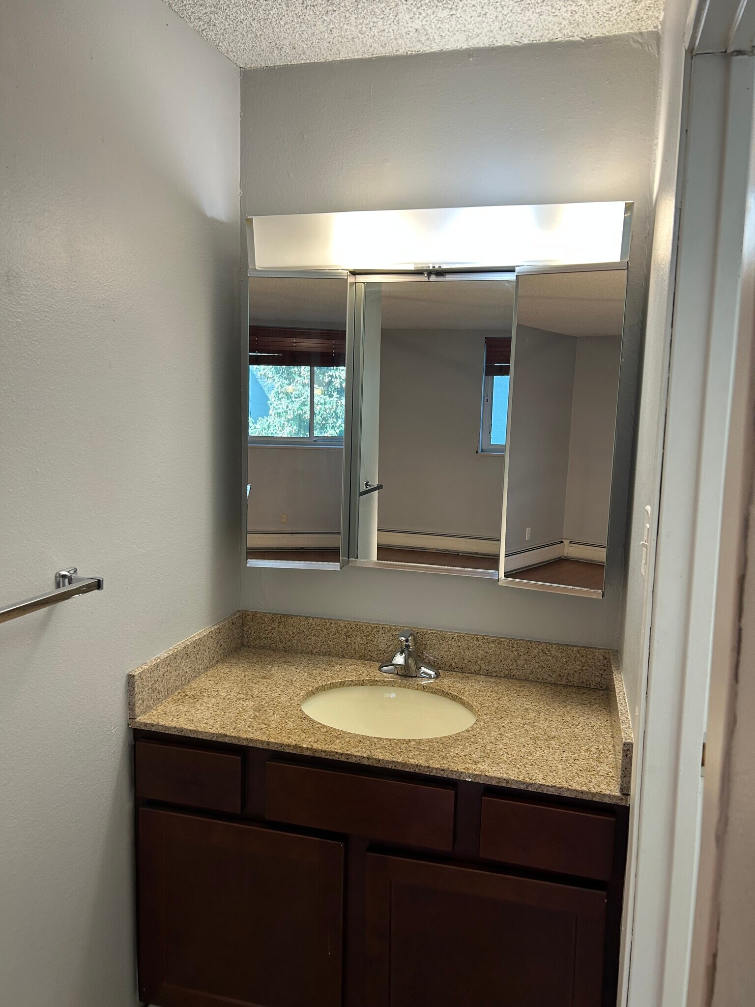 Building Photo - 1350 Golden Cir