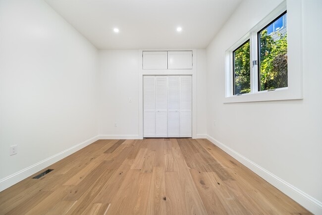 Building Photo - 9 Knollin St