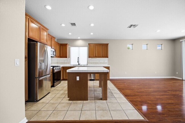 Building Photo - Beautiful home!