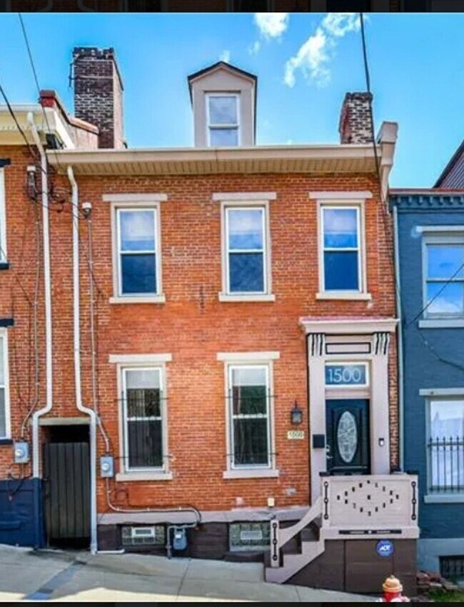 Building Photo - Gorgeous 3 bedroom townhome in Pittsburgh's Fineview Neighborhood