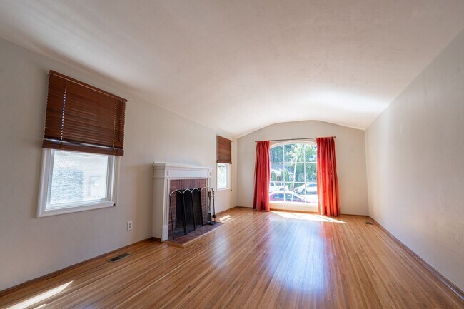 Building Photo - Single Family Home