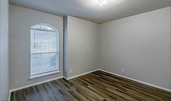 Building Photo - 702 Thrush Dr