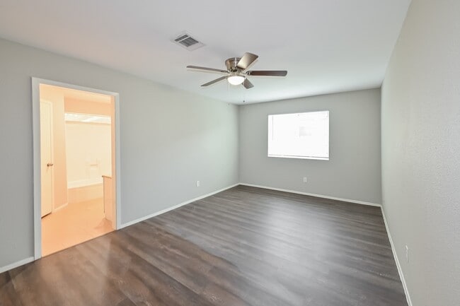 Building Photo - 8703 Saratoga Forest Dr