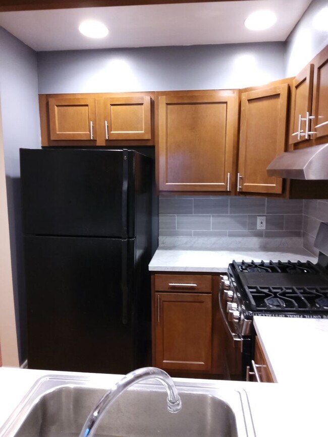 Building Photo - Beautiful Two Level Two Bedroom with Two Baths in Historic Mt Vernon Ready to Move In