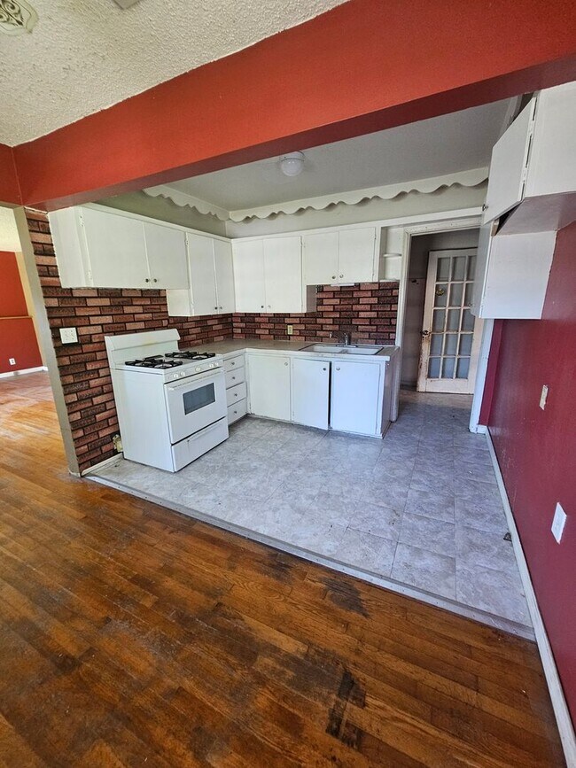 Building Photo - 3 bedroom | 1 bathroom | 1 car garage | Close to campuses & Rountree | Pets welcome!