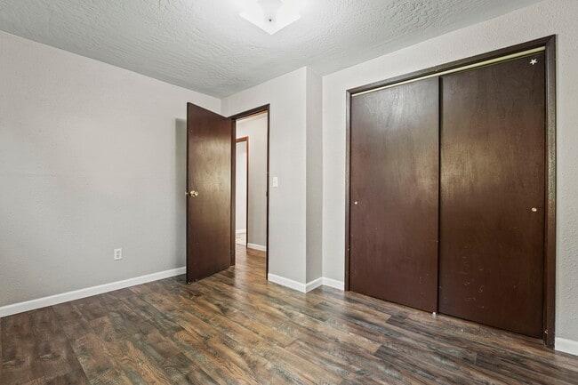 Building Photo - 422 E St Thomas More Way