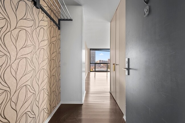 Building Photo - 4343 N Clarendon Ave