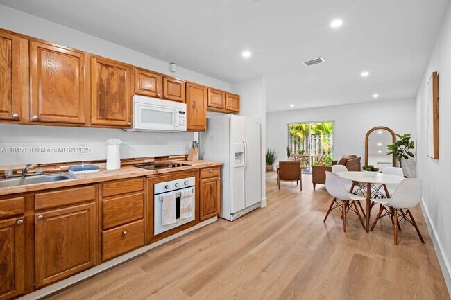 Building Photo - 817 Tequesta St