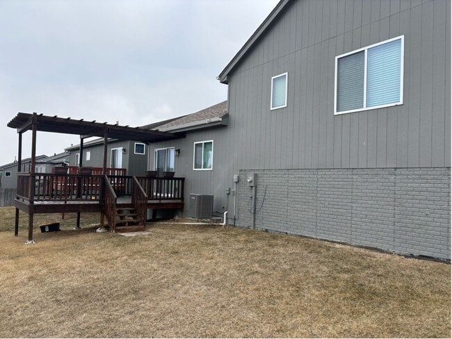 Building Photo - Beautiful Split-Level in BENNINGTON