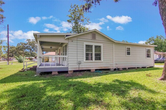 Building Photo - 504 Billington St