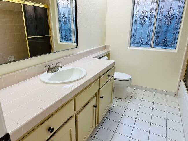 Building Photo - $2,350 - Maple & Teague - 3 Bed 2 Bath, Meridian Ave. Fresno New Floors, New Paint