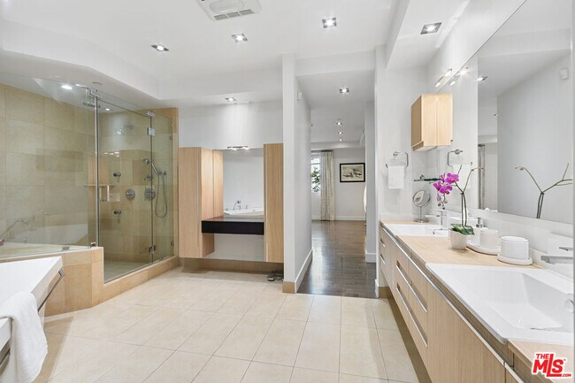 Building Photo - 443 N Palm Dr