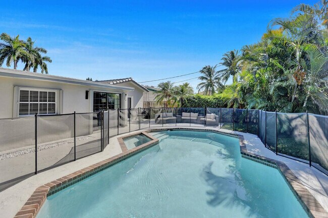 Building Photo - 2600 NE 52nd Ct