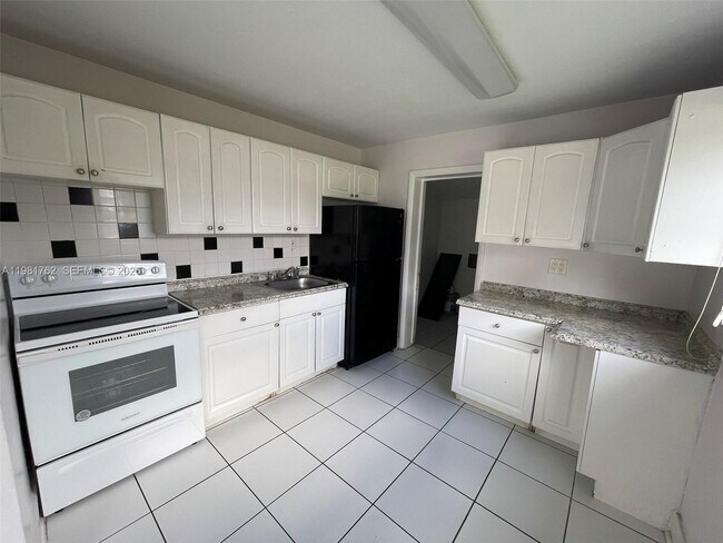 Building Photo - 5751 SW 38th Ct