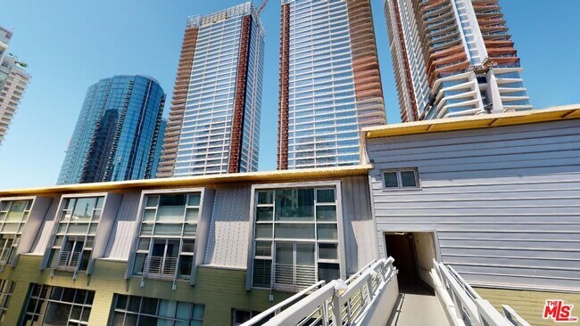 Building Photo - 1130 Flower St