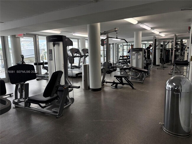 Building Photo - 900 Bay Dr