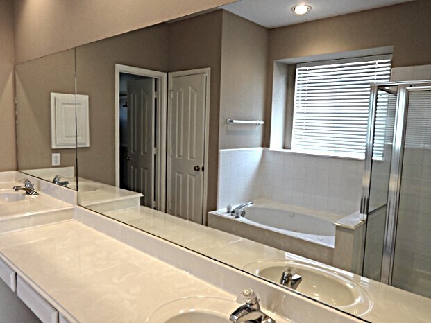 Building Photo - 15303 Baber Ct