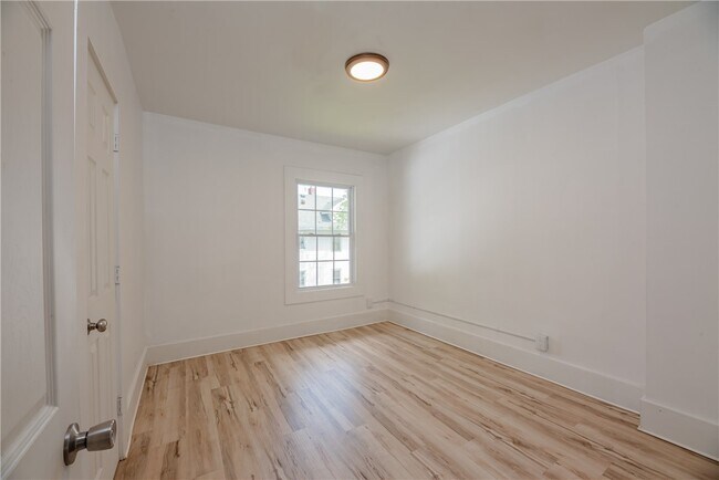 Building Photo - 575 Woodbine Ave