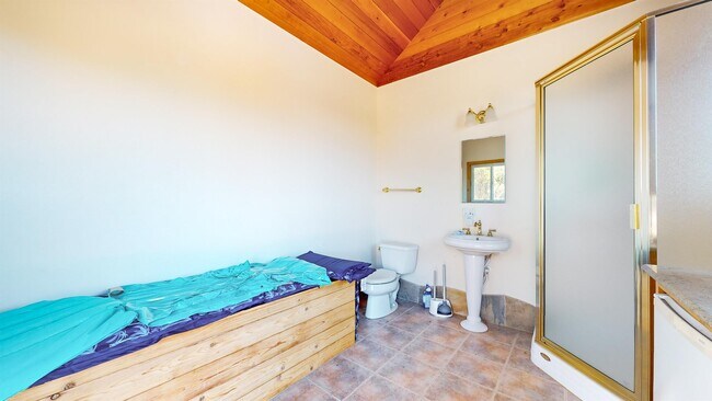 Building Photo - 9168 Eastside Rd