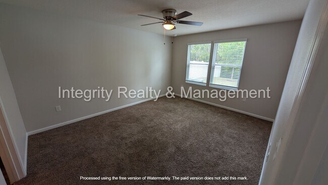 Building Photo - Spacious 4-bedroom, 2-bathroom home