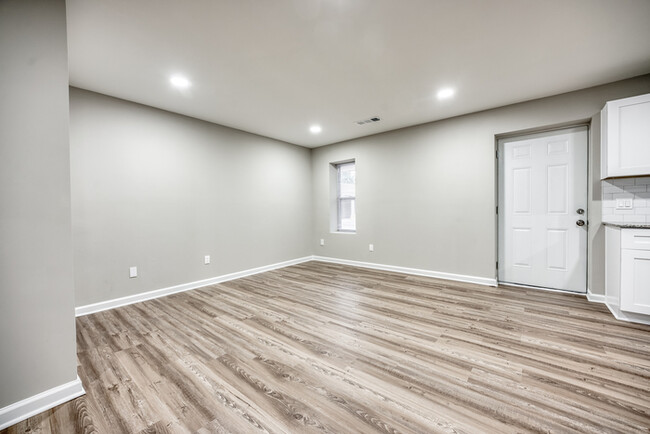Building Photo - Saddle Club