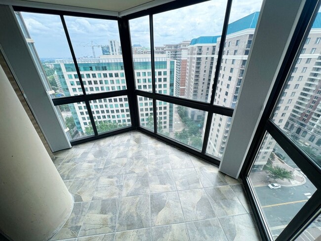 Building Photo - Beautiful And Modern 1 Bed, 1 Bath Condo In Prime Location With High Walk Score In Alta Vista