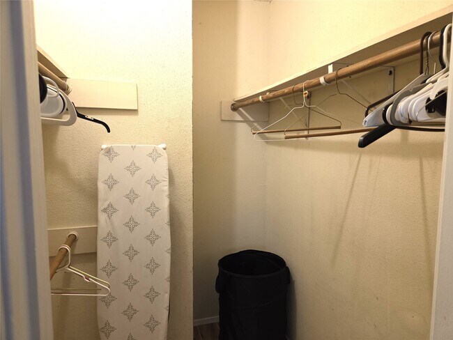 Building Photo - 10053 Westpark Dr