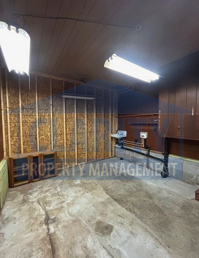 Building Photo - Charming two story home with garage and la...