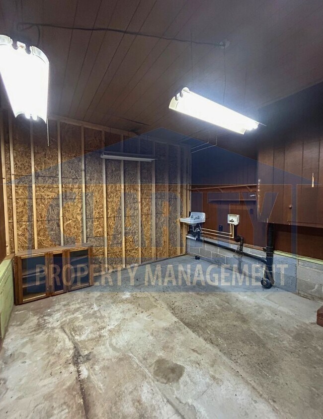 Building Photo - Charming two story home with garage and large yard!